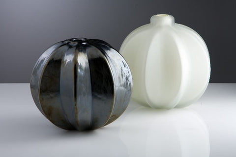 Ribbed vase in black or white